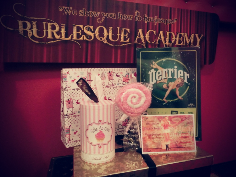 Das "Burlesque Academy Team" sagt DANKE für ein tolles Jahr!!! Für Alle die noch im Dezember einen Privat Burlesque Kurs buchen und machen bekommen eine Weihnachtsgeschenktüte. Gefüllt mit schönen Dingen wie: Creme de la Creme - Bad Set, Waschtuch Lollipop, Perrier Pin-Up Blech-Dauerkalender. Zusätzlich bekommt Ihr noch einen 10.- € Burlesque Academy Gutschein. Diesen könnt Ihr nach einem Privat Burlesque Kurs für unsere Special Aufbaukurse einlösen. Euer Burlesque Academy Team, Thomas & Bettie & Meta